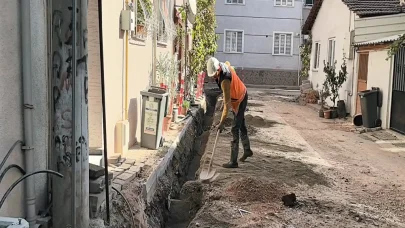 Çalışandan düşünceli hareket! Apartmanın içine çamurlu ayakkabılarını çıkartarak girdi