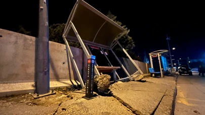 Şiddetli lodosta ağaçlar devrildi, otobüs durağı yan yattı