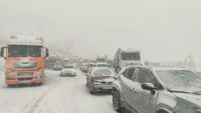 Erzincan-Sivas karayolunda kar yağışı ulaşımı aksattı!