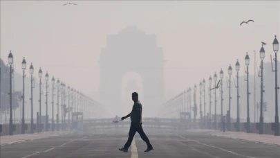 Yeni Delhi’de Hava Kirliliği Alarmı! Vatandaşlara “Evden Çıkmayın” Uyarısı!