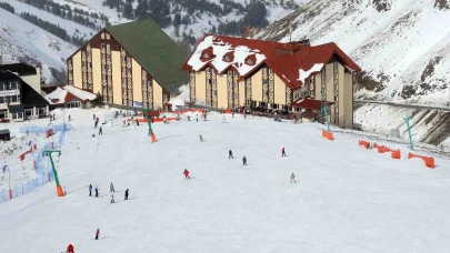 Palandöken Kayak Merkezi Hafta İçinde de Dolu! Erzurum’un Kış Cenneti Kayakseverleri Ağırlıyor