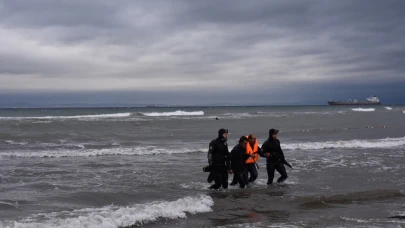 Tekirdağ'da Fırtına Nedeniyle Tekne Ters Döndü! İki Kişi Mahsur Kaldı