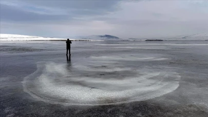 Ardahan’da Kış Yüzünü Gösterdi: Aktaş Gölü Buzla Kaplandı!