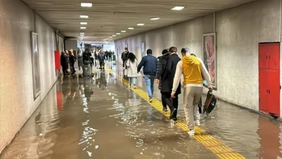 Fatih’te Metro Alt Geçidini Su Bastı, Vatandaşlar Mahsur Kaldı!