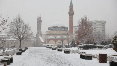 Sivas'ta Kar Yağışı Başladı! Kar Kalınlığı 10 cm'yi Geçti