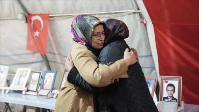 HDP Binası Önündeki Direniş: Diyarbakır’da Bir Anne Daha Evladına Kavuştu!