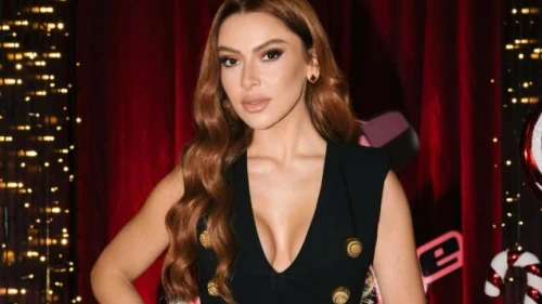 Aynadaki Hadise Yine Çok Konuşuluyor! Dekolteli Elbisesi ve Kızıl Saçlarıyla Büyüledi