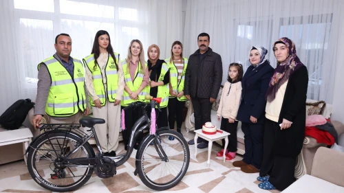 Belediyeden depremzede çocuğa doğum günü sürprizi