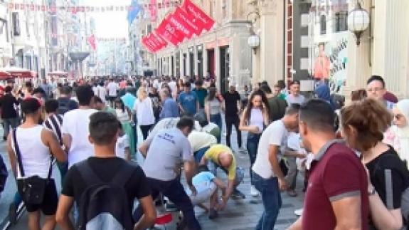 İstiklal Caddesi'nde para yağdı