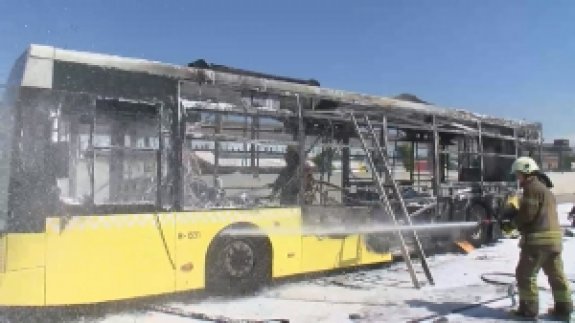 İstanbul'da İETT otobüsü yandı!