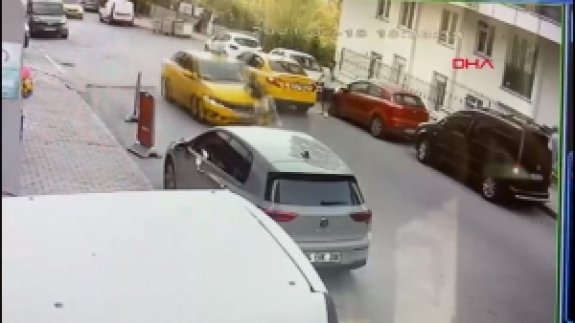 Esenyurt'ta taksinin çocuğa çarpma anı kamerada 