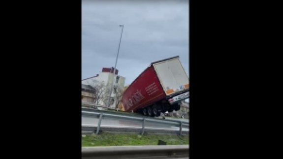 Büyükçekmece'de lojistik şirketi TIR'ı devrildi