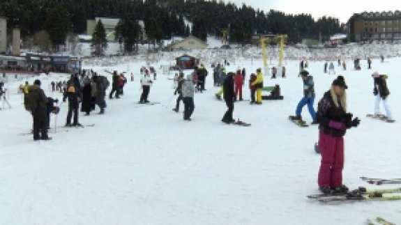 Uludağ günübirlik tatilcilerle doldu taştı