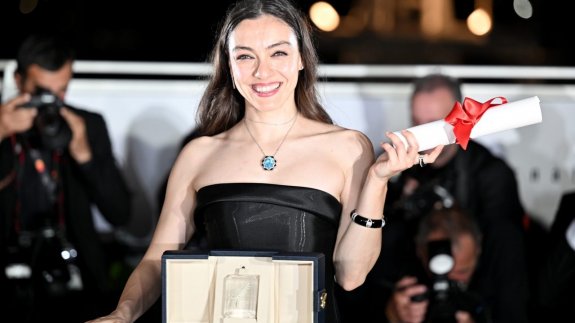 Merve Dizdar’ın Cannes’da ödül alırken giydiği kıyafetin markası olay yarattı!