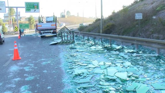 TIR kasasındaki camlar yola savruldu: Trafik durma noktasına geldi