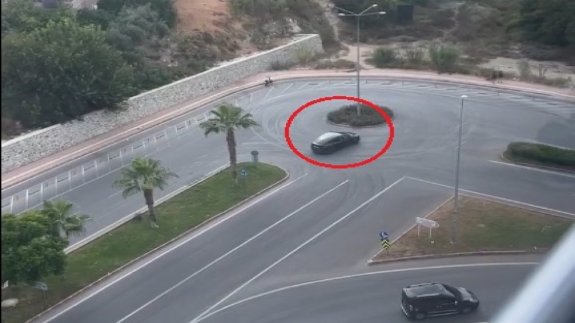 Tesla ile drift yaptı, ehliyeti kaptırdı!