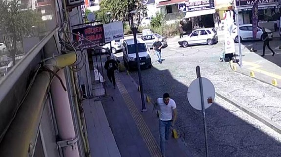 İş yerinin önünde ateş açtı, kaçarken kadına çarptı