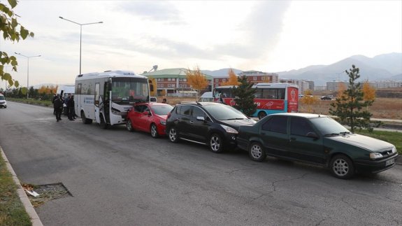 Zincirleme kaza! 5 araç birbirine girdi: Çok sayıda kişi yaralandı