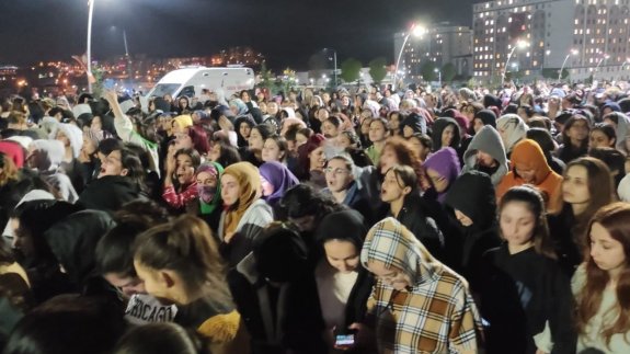 KYK yurdunda asansör krizi! Bir öğrenci mahsur kaldı: Binlerce öğrenci protesto edip, slogan attı