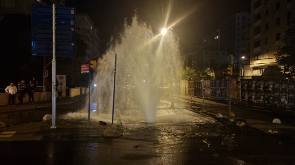 Su borusu patladı, saatlerce akan su mahalleyi göle dönüştürdü