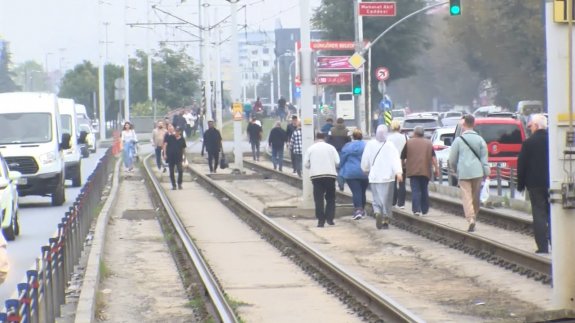 Tramvay arızası: Yollar trafiğe kapatıldı, yolcular raylarda yürümek zorunda kaldı