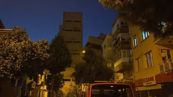 Okul binası yıkım işleminde apartmanın üzerine yan yattı