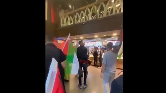 Fast food zincirinde bir protesto daha! Bir anda içeri daldılar…