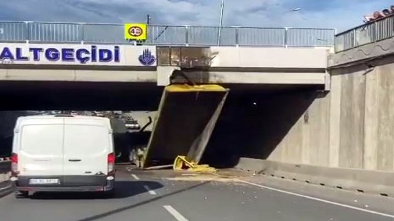 Korku dolu anlar! Kamyonun damperi alt geçide çarptı, trafik tek şeritten ilerledi