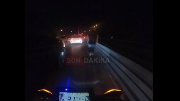 Köprü yolunda akılalmaz kaza! Motorcu kadın, karayolunda yürüyen yayaya çarptı…