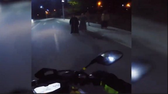 Motor üzerinde akrobatik hareketler yaparken annesine yakalandı!