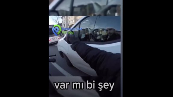 Motosikletli ile aynasına çarptığı sürücü arasında şaşırtan diyalog!