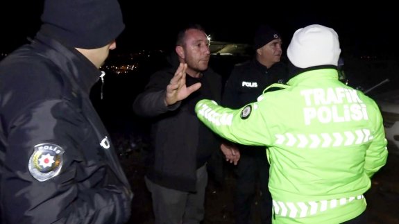 Trafik polisini gören alkollü sürücü: 'İspat et arabayı sürdüğümü'