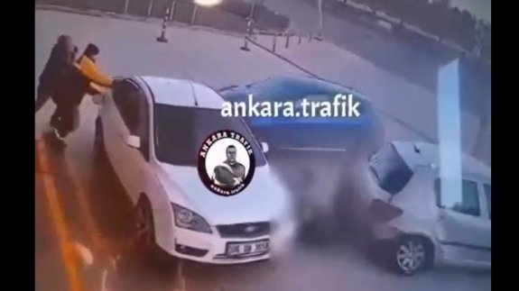 Benzin istasyonunda feci kaza! İki arabanın arasında sıkıştı…