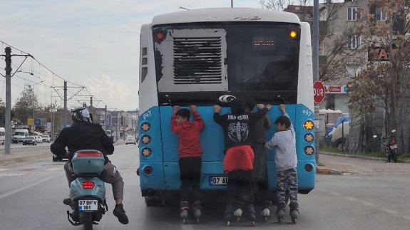 Çocukların tehlikeli yolculuğunu böyle engellemeye çalıştı: Önce uyardı sonra tekme attı