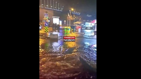 Su borusu patladı; caddeler göle döndü, dükkanları su bastı