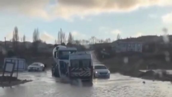 Başakşehir'de sürücüler göl olan yolda mahsur kaldı