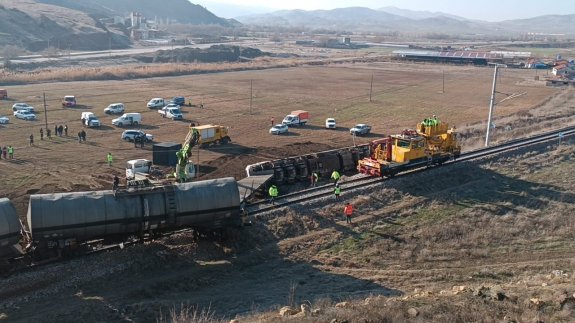 Yük treni devrildi: Makinist ve yardımcısı yaralandı