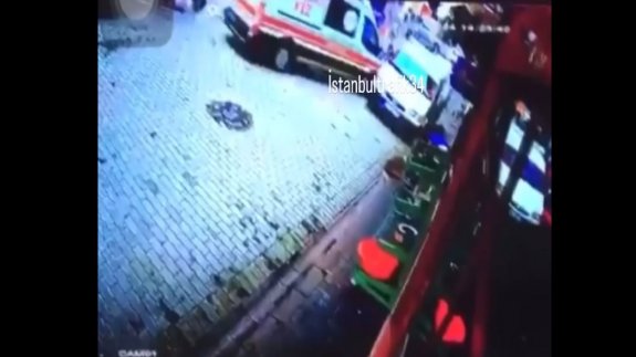 Geri geri giden ambulans yoldan geçen adamı ezdi!