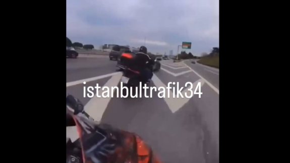 Feci kaza! Aniden yön değiştiren araç motosikletlilere çarptı!