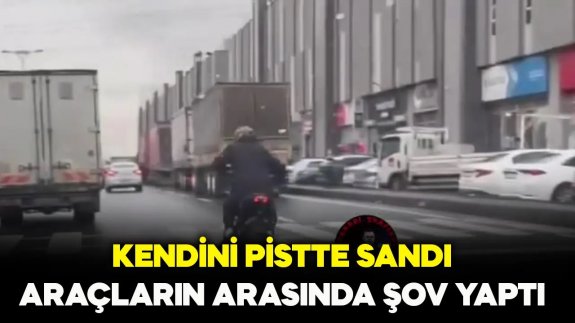 Akan trafikte kendini pistte sandı, motosikletini kaydırarak ilerledi!