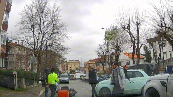 Trafikte yol verme kavgası: Tekme tokat birbirlerine girdiler