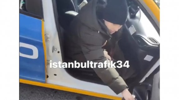 Taksiye binip araçtan inmeyen turist, taksiciye illallah ettirdi!