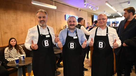 Mustafa Varank ve Alinur Aktaş, barista önlüğü giydi, gençlere kahve ikram etti