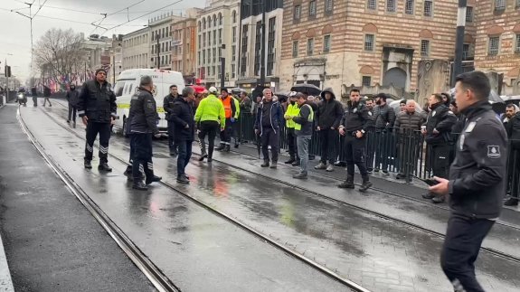 İstanbul'da feci kaza: Motosiklet sürücüsü tramvayın altında kaldı