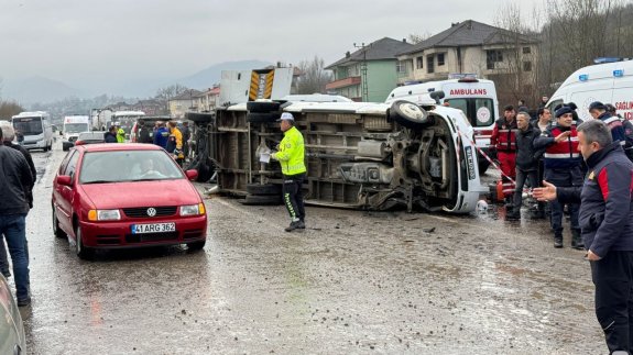 Korkunç kaza! 2 işçi servisi çarpıştı: Ölü ve çok sayıda yaralı var