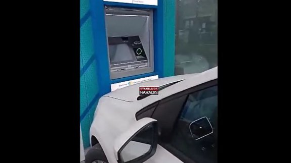 Arabasını ATM’nin tam önüne park etti!