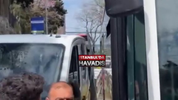 Kamyoneti yol kenarına bırakan şoför, trafiğin oluşmasına neden oldu!