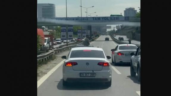 Yolu kapatan düğün konvoyu trafiği altüst etti!