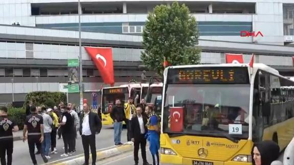 Ülker Stadyumu'nda toplanan Fenerbahçe taraftarları derbi için yola çıktı