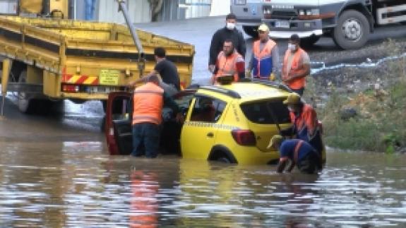 Alt geçitte aracıyla mahsur kaldı, kepçe yardımıyla kurtarıldı... O anlar kamerada